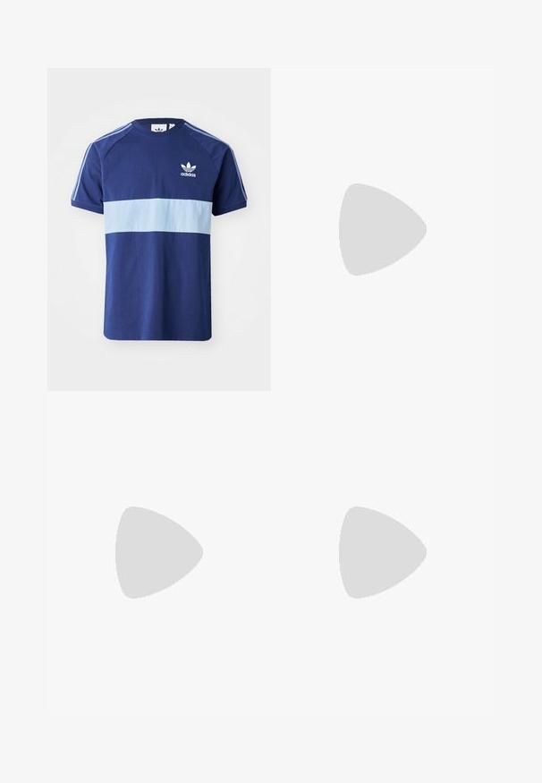 adidas Originals 3-STRIPES PANEL - T-shirts med print - night indigo clear sky; Sorte bomullsshorts med rett snitt, med knappehon og beltehemper, samt sidelommer. Glatt tekstur uten synlige mønstre.; adidas Originals FORUM LOW CLASSIC - Joggesko - core black/white/cream white; adidas Originals ADICOLOR CLASSIC FESTIVAL - Skulderveske - black