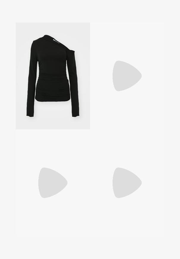 Svart långärmad topp med en axel-Design och samlad detalj på sidan; tillverkad av ett mjukt, stretchigt material.; Uppvikta jeans i medelblått, med hög midja, femficksdesign och kontrasterande sömmar. Slät textur med lätt blekning.; Beiga mockasiner i mocka med korkfot, rund tå och en enkel rem med ett spänne i guldton. Gummisula för bra grepp.; Blå denimväska med en vadderad, rundad form och ett böjt handtag. Texturen är mjuk, med synliga sömmar och en slät yta.; Silverfärgade hoopörhängen med en vågig, skulptural design. Den släta, reflekterande ytan framhäver organiska former och flödande kurvor.