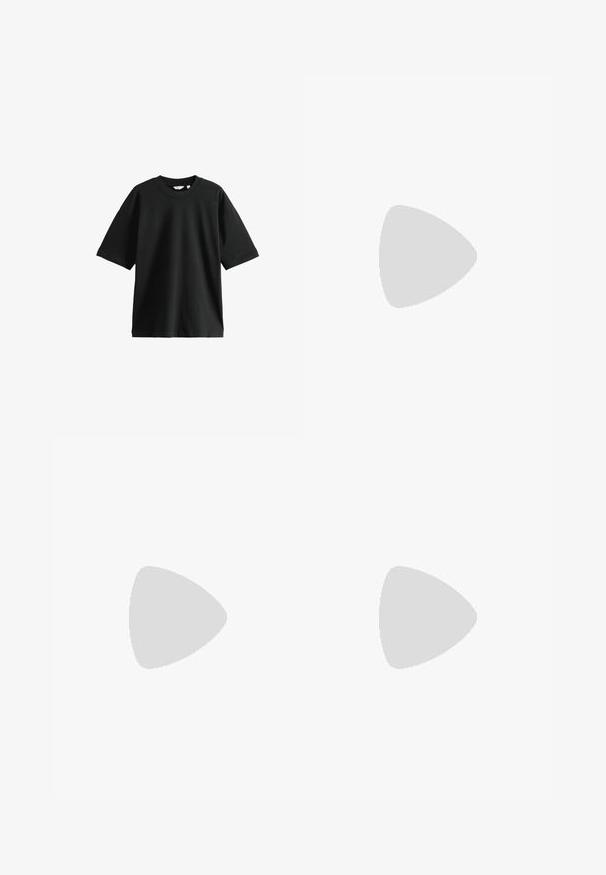 Schwarzes T-Shirt mit kurzen Ärmeln aus Baumwolle, mit Rundhalsausschnitt und lockerer Passform, weichem Material und minimaler Gestaltung.; Dunkelblaue, gerade geschnittene Jeans aus Denim mit Knopf- und Reißverschluss vorne sowie fünf Taschen, vor einem weißen Hintergrund präsentiert.; Schwarze Lederschuhe mit einer runden Spitze, Schnürdesign und dicker, strukturierter Sohle. Getragen mit maßgeschneiderten schwarzen Hosen und einem gerippten Pullover.; Schwarze Sonnenbrille mit rechteckiger Form, dunklen Gläsern, silbernen Akzenten an den Bügeln und mattierter Oberfläche des Rahmens.