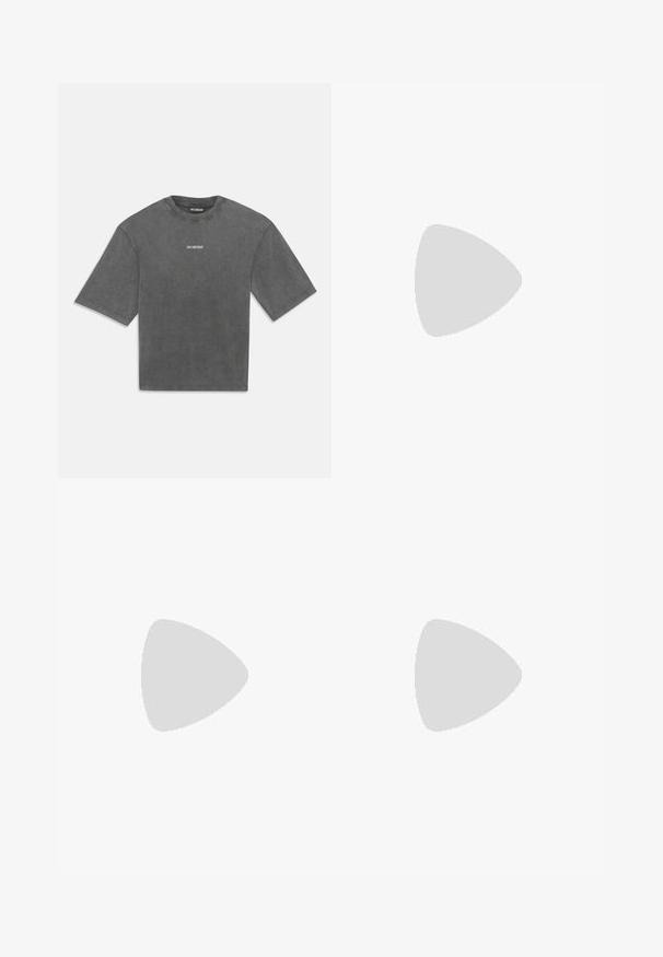 T-shirt oversize à manches courtes gris charbon avec un petit logo blanc "HAN KJØBENHAVN" centré sur la poitrine.; Pantalons cargo noirs à jambes larges avec ceinture élastique, fermeture à bouton, grandes poches à rabat à l'avant et sur les côtés, présentés sur fond blanc.; Sneakers en cuir noir avec des accents gris, semelle en caoutchouc blanche, bout rond et six œillets noirs pour les lacets. Détail avec panneau latéral texturé.; Lunettes de soleil noires rondes avec verres sombres et branches en métal fines. Comprend des embouts transparents et des accents argentés au niveau de la charnière. Design minimaliste.