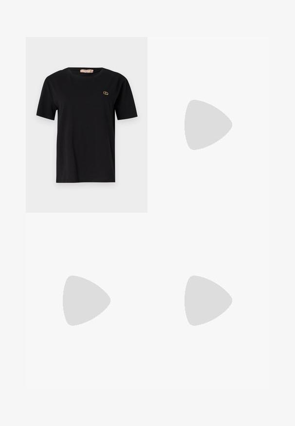 Schwarzes Baumwoll-T-Shirt mit kurzen Ärmeln, Rundhalsausschnitt und einem kleinen goldenen Logo auf der Brust. Glatte Textur und reguläre Passform.; Weiße weite Jeans mit hoher Taille, ausgestattet mit einem Gürtel, zwei vorderen Taschen und auffälligen Nahtdetails an den Beinen. Hergestellt aus Denim.; Schwarze Lackleder Slingback-Pumps mit einer spitzen Zehe und goldfarbener Hardware am Riemen, ausgestattet mit einem Blockabsatz. Glatte Textur.; Weiße Handtasche mit glatter Textur, geschwungener Silhouette und verstellbarem Schulterriemen. Verfügt über ein dezentes Logo-Muster und silberne Hardware-Akzente.