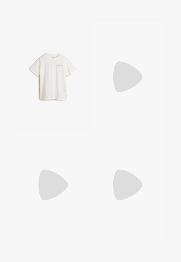 Vans T-shirt print - white; Roze linnen broek met een elastische tailleband, koord en twee voorzakken. Rechte snit met zijsplitten aan de onderkant.; Zwarte suède sneaker met lichtblauwe veters, drie witte strepen aan de zijkant en een rubberen zool. "CAMPUS" logo nabij de hiel.; Zwarte kunststof brillen met een ovale vorm, voorzien van heldere lenzen en een paarse accent op de linkerlens. Strak, minimalistisch ontwerp.