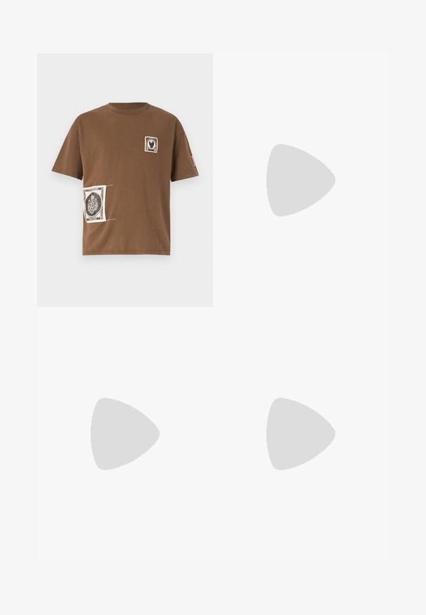 The Kooples T-shirt imprimé - dark brown; MARINE SERRE Short - black; MARINE SERRE LIZARD - Chaussons - anthracite; Grand sac fourre-tout en cuir noir avec poignées doubles et une bandoulière amovible. Texture lisse avec un design minimaliste et sans matériel visible.