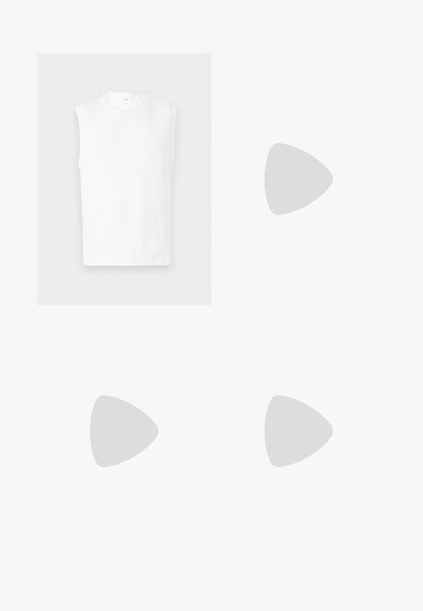 Weißes ärmelloses T-Shirt mit Rundhalsausschnitt, aus einem glatten Stoff gefertigt, mit einem schlichten Design und klaren Kanten.; Schwarz-weiße karierte Langarmhemd mit Knopfleiste und Kragen, einer Brusttasche und abgerundetem Saum. Aus Baumwollstoff, mit glatter Textur.; Dunkelblaue gerade geschnittene Jeans aus Denim mit Fünf-Taschen-Design, Knopfverschluss und sichtbaren Nähten auf einem schlichten hellen Hintergrund.; Weißer Sneaker mit glattem Lederobermaterial und niedrigem Profil. Verfügt über eine runde Zehenpartie, sechs Ösen und eine strukturierte Gummisohle.