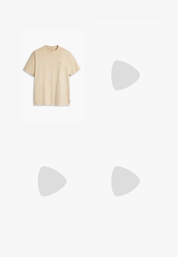 Béžové bavlnené tričko s okrúhlym výstrihom a krátkymi rukávmi. Na hrudi je jemné logo "Levi's" v tej istej farbe. Mäkká textúra.; Zelená flanelová košeľa s károvaným vzorom, ktorá obsahuje modré, biele a horčicovo žlté pruhy. Zapínanie na gombíky vpredu a špičatý golier. Dlhé rukávy.; Béžové bavlnené nohavice s rovnými nohami, zapínanie na gombík, päť vreciek a nenápadné prešívanie. Hladká textura a minimálne detaily.; Čierne semišové tenisky s bielym bočným pruhom, bielymi šnúrkami a gumovou podrážkou. Klasický nízky dizajn s textúrovanými akcentmi a okrúhlou špičkou.