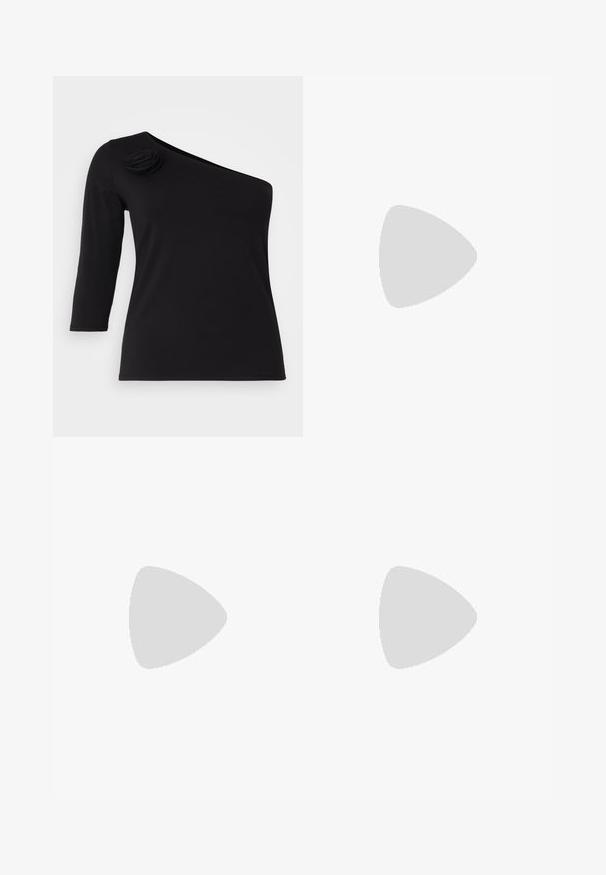 Top nero, con spalle scoperte e maniche a tre quarti, caratterizzato da una rosa di stoffa decorativa sulla spalla sinistra, realizzato in materiale liscio e elasticizzato.; Gonna nera plissettata con vita liscia, realizzata in tessuto leggero, caratterizzata da pieghe verticali e dal design lungo fino al pavimento.; Sandal alta argentata con design di cinturini lucidi, caratterizzata da un accento simile a una perla e una cinghia attorcigliata alla caviglia per una vestibilità sicura.; Borsa a mano metallica argento con forma strutturata, dotata di manico superiore e dettaglio a fiocco sulla parte frontale. Texture liscia e finitura riflettente.