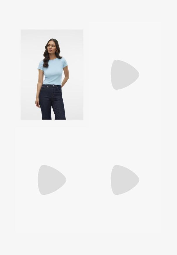 T-shirt léger bleu à rayures, à manches courtes, avec un col rond et une coupe ajustée, associé à un jean noir taille haute.; Jupe crayon noire en tissu lisse et léger. Présente une coupe droite et un design simple, sans ornements visibles ni motifs.; Bottines en cuir noir avec une surface texturée, fermeture éclair sur le côté et détails de lacets, dotées d'une semelle épaisse et de coutures jaunes.; Sac à main bordeaux en sequins avec une poignée circulaire, de forme rectangulaire et surface texturée ; assorti à une jupe noire et des chaussures noires brillantes.; Boucles d'oreilles en argent avec un design minimaliste, présentant une forme circulaire lisse et une finition polie, maintenues par une fermeture à tige.