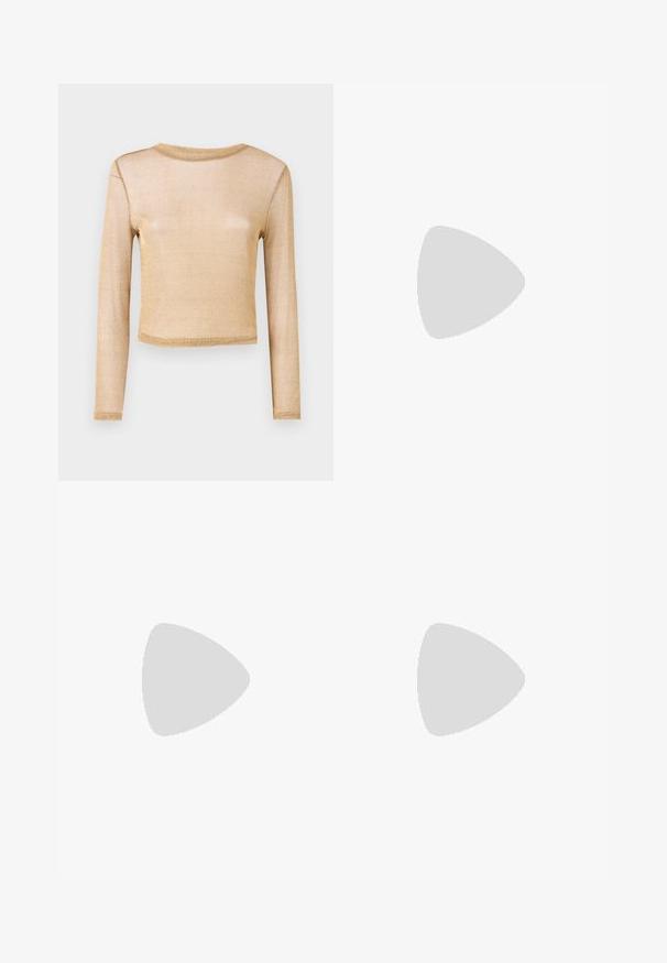Crop top à manches longues en tissu doré métallique avec une finition texturée. Présente un col rond et des bords cousus.; Jupe plissée grise en tissu léger. Elle présente deux accents de boucle sur les côtés et un design mi-long. Texture lisse avec un motif subtil.; Mocassins plateformes en cuir noir avec un bout arrondi et une large sangle sur le devant. Dotés d'un talon carré épais et d'une texture lisse.; Lunettes noires angulaires avec des verres gris ; fabriquées en plastique, avec des branches épaisses à la surface lisse et sans matériel visible.; Boucles d'oreilles en argent en forme de créoles avec un design torsadé, dotées d'une finition polie et d'une fermeture à poussoir. Mesurent environ 3 cm de diamètre.