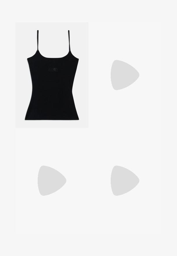 Schwarzes, eng anliegendes Tanktop mit dünnen Trägern, aus geripptem Stoff. Mit dezentem Logo-Design auf der Vorderseite. Glatte Textur und schlanke Silhouette.; Cargo-Denimrock in verblaßtem Schwarz, knielang mit zwei Seitentaschen, Knopfverschluss und verstellbaren Kordelzügen am Saum. Strukturierte Oberfläche.; Schwarze und silberne Sportschuhe mit einem Obermaterial aus Mesh und Synthetik, das ein markantes gewelltes Design aufweist und einen gepolsterten Schaft hat, sowie einer Luftpolsterung in der Sohle.; Schwarze Stofftragetasche mit einem einzigartigen V-förmigen Design und glatter Textur. Verfügt über einen kurzen Griff mit minimalistischem Hardware-Detail.