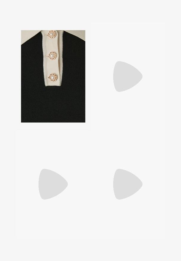 YAS YASMILLE - Polo krekls - black/star white; Klasiskie zili džinsi ar taisnu kāju dizainu, pieciem kabatām un pogu aizdari. Iezīmējas ar vidēju mazgāšanu un izturīgu tekstūru.; Melnas laka ādas apavi ar norādītu purngalu, blokveida papēdi un potīšu jostu, saskaņoti ar pelēkām ribotām kāju sildītājām un brūnu zamšādas svārku.; Melnā mākslīgās ādas rokassoma ar krokodila rakstu, savilkta augšdaļa un saburzīta siksna. Izskatās mīksta un kompakta pēc dizaina.