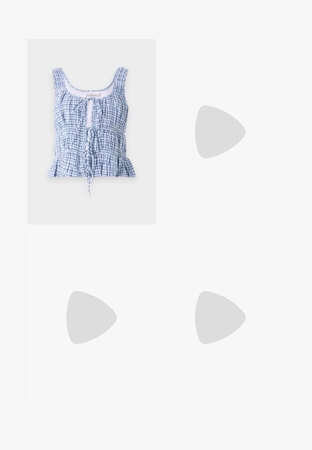 Cropped top a quadretti blu e bianchi realizzato in tessuto leggero. Presenta una scollatura a forma di U, un legaccio regolabile e texture arricciate.; Dynafit SPEED DRYARN W TIGHTS - Leggings - black out; Scarpe sportive blu in suede con dettagli bianchi a strisce, suola in gomma e colletto imbottito per il comfort. Presentano un classico design con lacci.; Sciarpa di seta blu navy con motivi floreali e puntini bianchi, annodata a mo' di fiocco con due estremità allungate per una versatilità di stile.