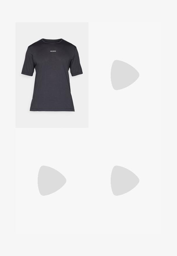 Schwarzes Kurzarm-Performance-T-Shirt aus atmungsaktivem Material, mit einem runden Halsausschnitt und kleinem weißen "SALOMON"-Logo auf der Brust.; Schwarze Sportshorts aus strukturierter Stoffqualität, mit einem enganliegenden Bund, zwei Vordertaschen und einem weißen "SALOMON"-Logo an der Seite.; Schwarzer Laufschuh mit strukturierten Oberflächen und grünen Akzenten. Verfügt über ein leichtes Design und eine einzigartige, gemusterte Sohle für Traktion.; Schwarze Nylon-Crossbody-Tasche mit strukturiertem Oberflächen, verstellbarem Tragegurt und Bungee-Kordel-Detail. Mit dem weißen "The North Face"-Logo.