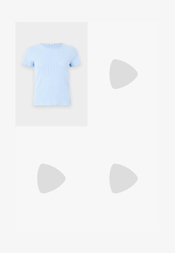 Lichtblauw t-shirt met korte mouwen en een ronde halslijn, met verticale ribbelstructuur en golvende randen op de mouwen en onderkant.; Bordeaux geklede midi-jurk met geplooide details aan de zijkanten, gemaakt van een gladde, rekbare stof, met een hoge tailleband.; Zwarte gepatineerde leren slingback hakken met een spitse neus en een geometrische blokhak. Kenmerkt zich door een slank, minimalistisch ontwerp en een gladde textuur.; Zwarte leren handtas met een gebogen vorm, afneembare schouderband en gouden hardware. De tas heeft een klep met een gespsluiting.