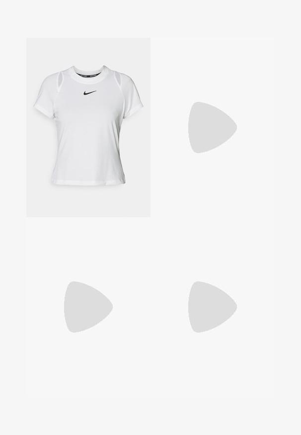 Witte NikeCourt t-shirt met korte mouwen, ronde halslijn, mesh accenten op de schouders en een klein zwart logo op de borst.; Paarse leggings gemaakt van rekbaar materiaal met een hoge tailleband, voorzien van platte naden en een aansluitend ontwerp langs de benen.; Bruine suède platformlaarzen met elastische zijkanten en oranje trekbandjes, gecombineerd met een lichtdenim rok tot de knie op een houten vloer.; Gouden ketting met een ronde sluiting, met verstrengelde schakels, een glanzende afwerking en een verstelbare lengte.