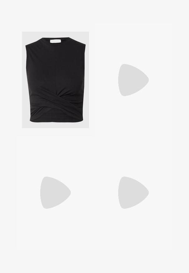 Top preto sem mangas feito de material elástico, apresentando um decote alto e um detalhe torcido na bainha, proporcionando uma silhueta ajustada.; Saia cinza plissada com uma cintura lisa e fecho de zíper, feita de um tecido texturizado, apresentando pregas profundas distribuídas uniformemente.; Sapato slingback em pele sintética castanha com bico pontiagudo e salto moderado. Apresenta uma fivela para um ajuste seguro. Textura suave.; Bolsa de couro bordô com um design suave e franzido, e uma forma arredondada. A alça é fixa, apresentando uma textura suave.