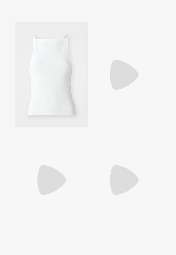 Fehér bordázott trikó vékony pántokkal, testhezálló kialakítással és sima textúrával. Az anyag rugalmasnak és enyhén strukturáltnak tűnik.; Fekete, magas derekú, bő szárú farmernadrág elülső zsebekkel és gombos zárással, egy sima fehér háttér előtt bemutatva.; Fehér pántos magassarkú szandál lapos lábujjal, texturált elülső résszel, ráncolt díszítéssel és vékony bokapánttal.; Világosszürke fémes kézitáska lánc pánttal, kis kör alakú fém kifinomult díszítéssel és háromszög alakú márkagéppel.