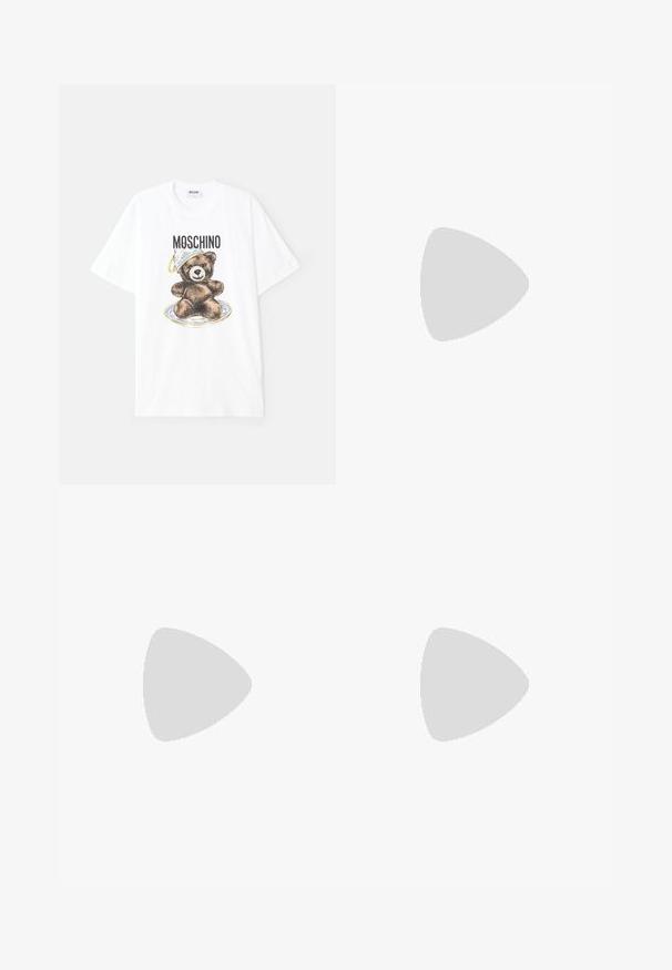 Bela bombažna majica z grafiko rjavega medveda na krožniku, ki nosi modro in zlato skledo. Besedilo "Moschino" nad dizajnom.; Bež hlače iz bombaža z ravnim krojem, spredaj na gumb, in potiščan črn logo "N" na levi nogi.; Črne usnjene loafersice imajo zaokrožen nosek, šivano detajliranje in majhen zlat akcent na sprednji strani. Podplat je raven in diskreten.; Črna tekstilna torba z dvema ročajema in snemljivim naramnim trakom. Ima izbočeno logo in usnjeno oznako. Gladka tekstura, pravokotna oblika.