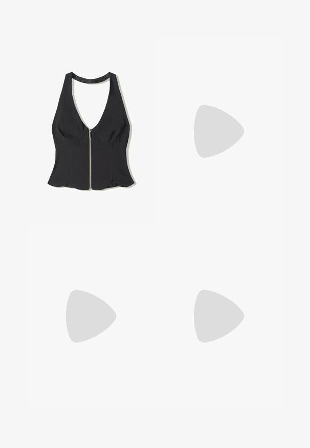 Top nero a halter in tessuto con scollatura a V profonda, dotato di una zip frontale e orlo scallopato alla base. Senza fantasie o dettagli.; Mini gonna in ecopelle scamosciata marrone con una superficie liscia, caratterizzata da una piega laterale, orlo dritto e una vita aderente.; Stivali neri lucidi alti fino al ginocchio con punta arrotondata, texture liscia, dettaglio con taglio laterale e tacco spesso a blocco.; Borsa a spalla in pelle lucida di un intenso rosso scuro, con una tasca anteriore con zip e due piccoli scomparti laterali con zip.