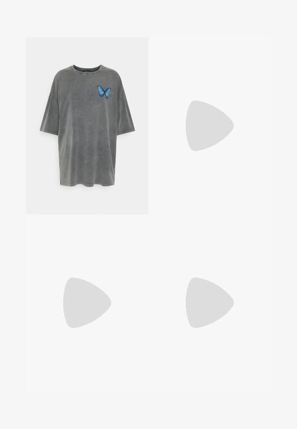 Grijze oversized t-shirt van katoen met korte mouwen. Heeft een blauwe vlinderprint op de linkerborst. Zachte, vervaagde textuur.; Zwarte katoenen overalls met verstelbare banden, wijde pijpen en twee voorzakken. Soepele textuur en eenvoudig ontwerp met een effen kleur.; Zwarte gepatineerde leren schoenen met een chunky platformzool en dikke veters. Ronde neus, minimale details en een kleine hieltab aan de achterkant.; Zwarte leren hobo tas met een gladde textuur, kromme vorm en een enkele verstelbare schouderband; heeft een brede opening aan de bovenkant.
