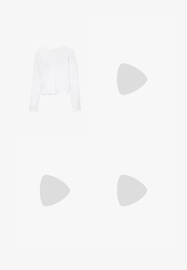 Biela dlhá tričko s dlhým rukávom, vyrobené z jemnej tkaniny, s okrúhlym výstrihom a jednoduchým, bezšvovým dizajnom bez ozdôb.; Hnedé nohavice so širokými nohavicami s oranžovým kvetinovým vzorom. Hladká textúra s vysokým pásom a bočnými vreckami. Neformálny a splývavý dizajn.; Čierne žabky s textúrovanou gumovou podrážkou, dvoma štíhlymi popruhmi a diskrétnym embosovaným logom na popruhu.; Bavlnená taška v svetlej béžovej farbe s dvoma pevným uchami, obsahujúca predné vrecko a potlačený text: "ZRUSŤ, ZNOVU POUŽIJ, RECYKLUJ, OPAKUJ."