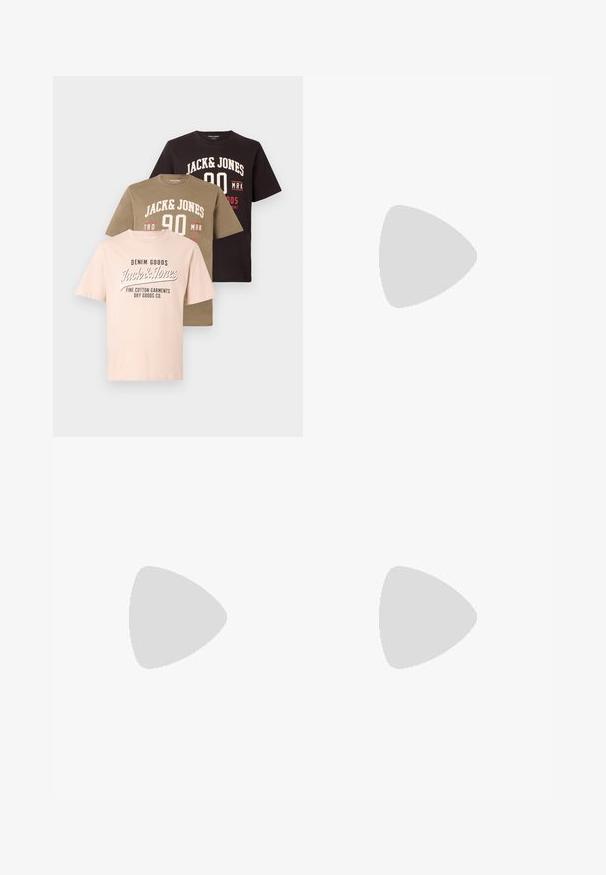 Trei tricouri stivuite: roz deschis cu text negru, verde măsliniu cu grafică albă și roșie, marr închis cu text alb. Material din bumbac.; Pantaloni negri dintr-un amestec de bumbac, cu un design drept, buzunare frontale și un talie standard cu bucle pentru curea.; Sneaker alb cu un upper sintetic neted, cu vârf perforat, șireturi plate și o talpă texturată, expus pe o suprafață de lemn.; Geantă de messenger neagră, realizată din material neted, cu un capac pliat, hardware din metal argintiu și o curea pentru umăr ajustabilă.