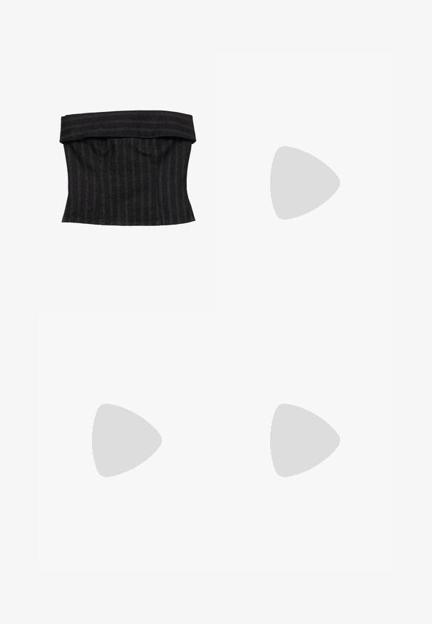 Top corsetto a righe nere con un design strutturato, caratterizzato da un collo piegato e una texture liscia. Il tessuto appare robusto e sartoriale.; Camicia bianca con bottoni realizzata in tessuto morbido, con colletto, maniche lunghe e vestibilità rilassata, abbinata a pantaloni leggeri e testurizzati.; Pantaloni neri a gamba larga realizzati in tessuto leggero, caratterizzati da una chiusura frontale con bottone e frontale piatto, con orli cuciti con precisione.; Sneaker in suede bordeaux con accenti bianchi, dettagli testurizzati, suola spessa in gomma e lacci decorati per una vestibilità sicura.; Borsa a tracolla in pelle nera con accessori in metallo dorato, dotata di una chiusura distintiva, di una tracolla rimovibile e di una superficie texturizzata.; I orecchini a nappina argentati presentano un design intricatamente perline, con fili pendenti di catena fine e un accento annodato nella parte superiore.