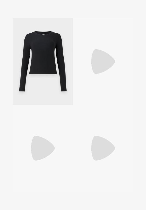 Top negro de manga larga, con escote redondo, textura acanalada, diseño ajustado y longitud corta. Sin patrones ni detalles de hardware visibles.; Pantalones cortos de lino verdes con una cinturilla elástica y cordón ajustable, con un corte relajado y un dobladillo recto.; Botas negras de cuero hasta el tobillo con puntera cuadrada, que presentan una tira ancha y un detalle de hebilla de metal. Las botas tienen una suela gruesa y una textura suave.; Bolso de mano de cuero sintético negro con una textura suave, forma de hobo y doble asa; presenta un acabado brillante y un diseño minimalista.