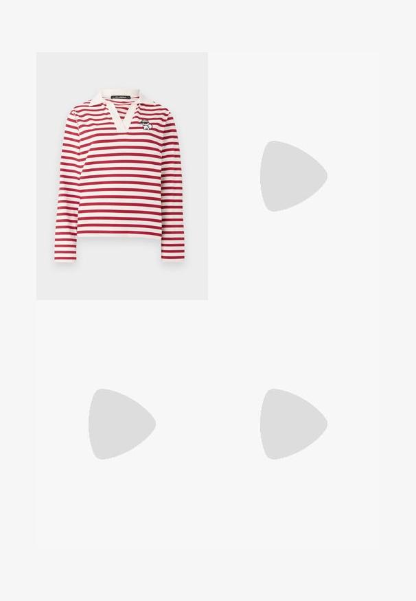 Rot-weißer gestreifter Langarmshirt mit V-Ausschnitt und weißem Kragen. Verfügt über ein kleines gesticktes Katzenmotiv auf der linken Seite.; Schwarze Hosen mit einem breiten, drapierten Taillendetail. Glattes Material, gerade Beinform und gefalteter Bund.; Schwarze High-Heel-Mules mit spitzem Zeh aus glattem Leder. Mit einem breiten Knöchelriemen, der eine quadratische silberne Schnalle und Nieten aufweist.; Schwarze Umhängetasche aus Kunstleder, gestaltet wie eine Motorradjacke. Mit Reißverschlüssen, Druckknöpfen und einem Schultergurt ausgestattet. Kompakt und mit einem rockigen Look.