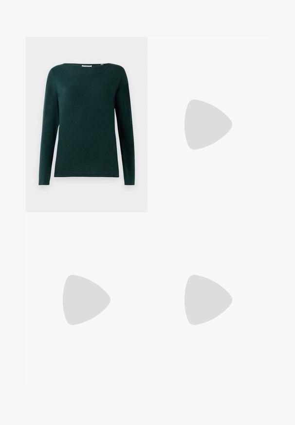 Camicia a maniche lunghe verde scuro con scollatura rotonda e design semplice, esposta su uno sfondo bianco.; Pantaloni corti blu navy realizzati in tessuto leggero, con un taglio dritto, due tasche frontali e dettagli di cucitura discreti.; Décolleté in vernice nera con cinturino dietro, punta affusolata, design con ritagli arrotondati e tacco a blocco. Presenta un accento di fibbia tono oro.; Borsa in pelle bordeaux con dettaglio a fiocco, dotata di una tracolla sottile e hardware dorato, tenuta da una persona che indossa pantaloni neri.