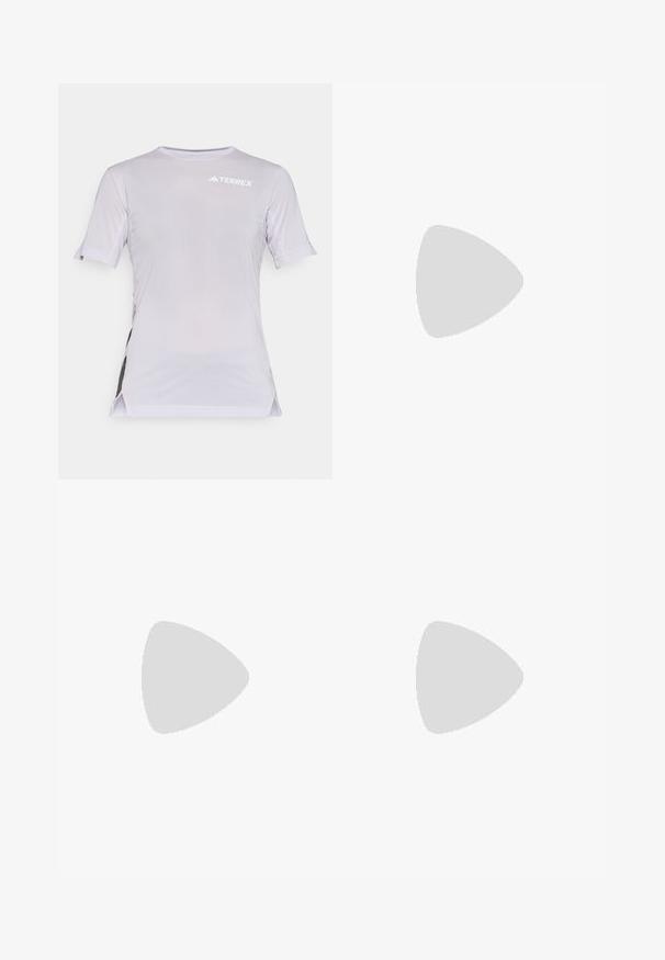Svijetlo ljubičasta atletska majica kratkih rukava s mrežastim panelima sa strane, zaobljenim izrezom i logom na prsima. Prozračan materijal.; Črne lahke hlače za prosti čas z elastičnim pasom, stranskimi žepi in logotipom na zgornjem desnem stegnu. Gladka, vodoodbojna tkanina.; Vijolični tekaški čevelj z zračnim mrežastim zgornjim delom, izrazitim logotipom "TERREX", belega srednjega podplata in črnim gumijastim podplatom z rdečim poudarkom.; Oakley sončna očala imajo veliko, zeleno zrcalno lečo z izrezi na vrhu, eleganten in kotni dizajn ter barvit kovinski okvir s črnimi konicami.