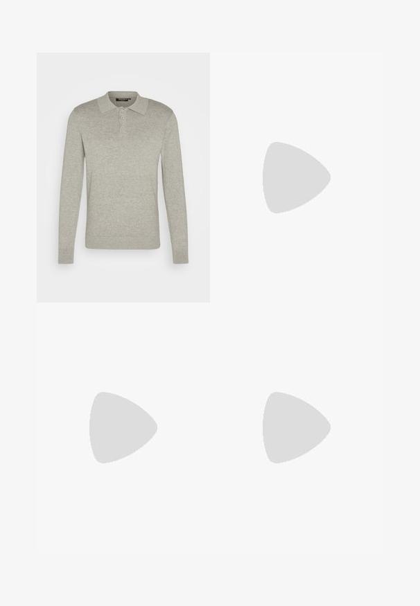Polo a maniche lunghe grigio chiaro realizzato in tessuto morbido, con un colletto classico, patta con tre bottoni e polsini a costine.; Jeans in denim blu chiaro con un design a gamba dritta, texture sfrangiata, cinque tasche e una vita standard con chiusura a bottone singolo.; Scarpa nera in pelle con lacci, punta tonda, texture liscia, cuciture minime e tacco in gomma basso. Logo sul tacco.; Borsa a secchiello nera realizzata in materiale sintetico testurizzato. Presenta due manici e una tracolla regolabile. Design semplice senza motivi visibili.