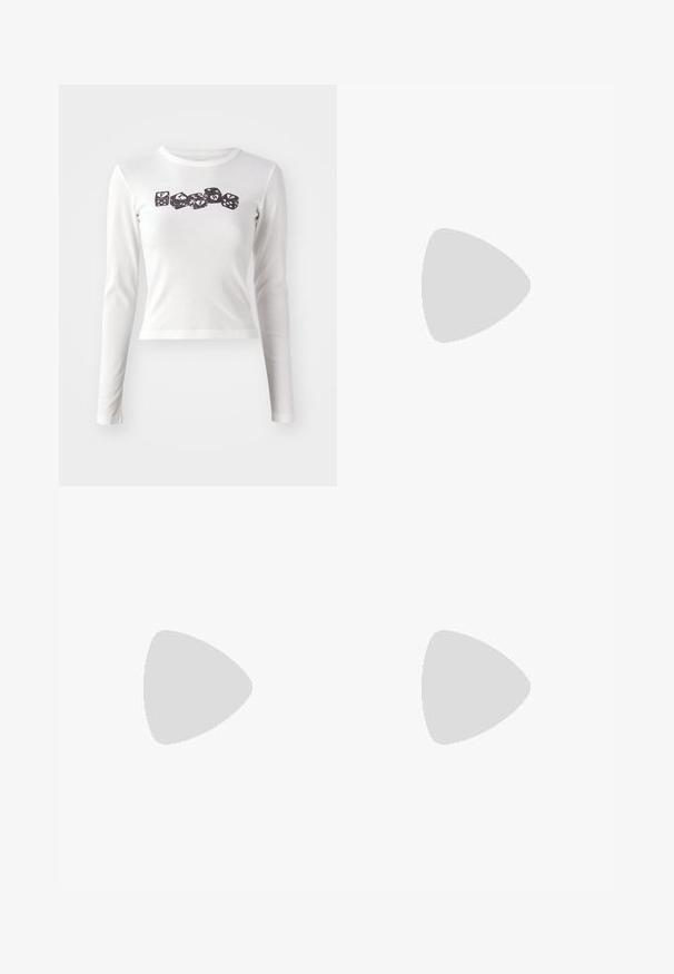 Langærmet hvid skjorte i blødt stof med sort terningtryk og bogstaver. Slim fit med rund halsudskæring og mave-længde.; Dsquared2 BAGGY - Shorts - white; Lys beige flip-flop med tekstureret fodseng, flad sål og tynde, blanke stropper. Har subtil branding på stroppen.; Tan læder taske med unikt trekantet foldedesign, top hanke og aftagelig skulderrem på hvid baggrund.