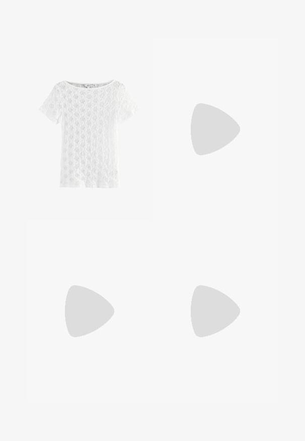 Vit kortärmad topp i spets, med rund halsringning och mönstrad textur med en öppen vävdesign.; Vit linne topp i kombination med en grå asymmetrisk kjol med veckad midja, gjord av ett slät och flödande tyg, och spetsiga beige klackar.; Svarta klacksandaler har en minimalistisk design med tunna remmar, en tåslinga och en låg blockklack. Ytan är slät och glänsande.; Röd läderhandväska med en silverfärgad kedjespets, rundad form, veckad design och en metallklämma på toppen. Försedd med en logotypdetalj.