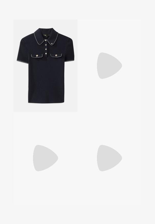 Polo shirt côtelé bleu marine avec un col pointu, des manches courtes et deux poches avant avec des boutons-pression ; souligné par des accents de couture blanche.; Jupe rose en tissu avec une texture lisse. Elle possède deux poches avant avec des fermetures à rabat et une couture décorative le long de l'ourlet.; Sandales à talons noirs avec plusieurs fines lanières, un design slingback et un accent argenté sur le talon. Matière supérieure lisse et talon carré.; Sac en cuir noir avec une forme arrondie, présentant des accents de franges, une longue bandoulière et un détail en chaîne dorée.