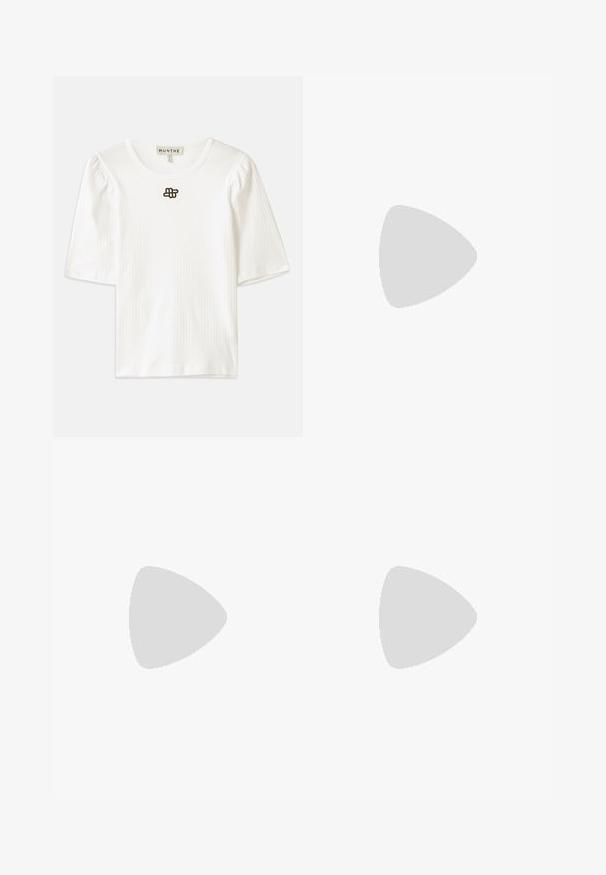 Top blanco de manga corta con relieve y escote redondeado. Presenta sutiles mangas abullonadas y un pequeño detalle de logo marrón en el centro delantero.; Pantalones de pierna ancha en tejido negro con un estampado floral en acuarela en tonos rosa, azul y verde; cinturilla elástica para mayor comodidad.; Sandalia negra de tacón con correas cruzadas y hebilla ajustable. Presenta una textura suave y un tacón de aguja afilado.; Bolso de cuero negro con doble asa, cierre dorado y detalles en cadena, y accesorio de borlas en blanco y negro, sobre fondo blanco.