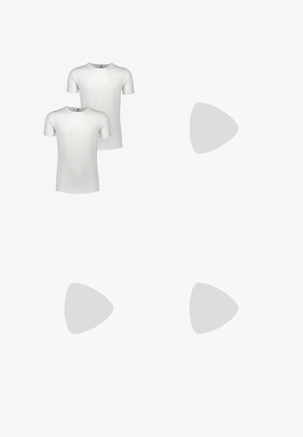 Tweepack van witte T-shirts met korte mouwen, ronde halslijnen en een gladde katoenen textuur. Eenvoudig ontwerp zonder zichtbare patronen.; Beige wijde broek met een gestructureerde afwerking, voorzien van plooien en een elastische tailleband, die aan de voorkant met een bronzen knoop is vastgezet.; Bruine leren instappers met een gladde afwerking, ronde neus, minimale stiksels en een dikke zwarte rubberen zool. Geen zichtbare hardware of accenten.; Bruine lederen schoudertas met een platte voorflap, twee banden, gouden hardware-accenten en een verstelbare schouderband.; Zilveren roestvrijstalen horloge met een ronde groene wijzerplaat, zilveren uurmarkeringen, datumsdisplay en een metalen schakelband. Waterbestendig tot 50 meter.