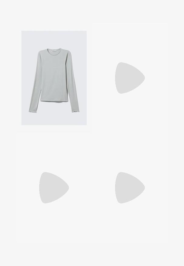 Világosszürke, hosszú ujjú póló, puha anyagból készült. Kerek nyakkivágás és egyenes alsó rész, a hosszú ujjak finoman ívelt mandzsettával zárulnak.; Világoskék farmer ceruzaszoknya elöl hasítékkal, öt gombbal és két elülső zsebbel. Magas derekú, varrás részletezéssel.; Világosszürke sportcipő velúr és hálós anyagból, három fehér csíkkal, kerek orral és gumi talppal. Arany logó dísz a fűzők közelében.; Piros bandana sál, pamutzsábol készült, fehér paisley és pöttyös mintákkal, háromszög alakú, az alsó sarkában címkével.