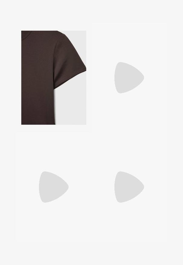 Temno rjava majica s kratkimi rokavi, izdelana iz gladkega, raztegljivega materiala, z osnovnim krojem vratu in čistimi šivi.; Večnado modra cvetna krila iz lahkotnega materiala. Ima belo čipkast rob ob robu in elastičen pas za udobje.; Bela sandala na visokih petah s debelim petam, ki ima obliko trakcev in vezanje okoli gležnja. Gladka tekstura z platformo spredaj za dodatno višino.; Bela usnjena torbica s ukrivljeno obliko, nastavljivim trakom in majhnim detajlom s sponko. Model nosi oprijet črno obleko.