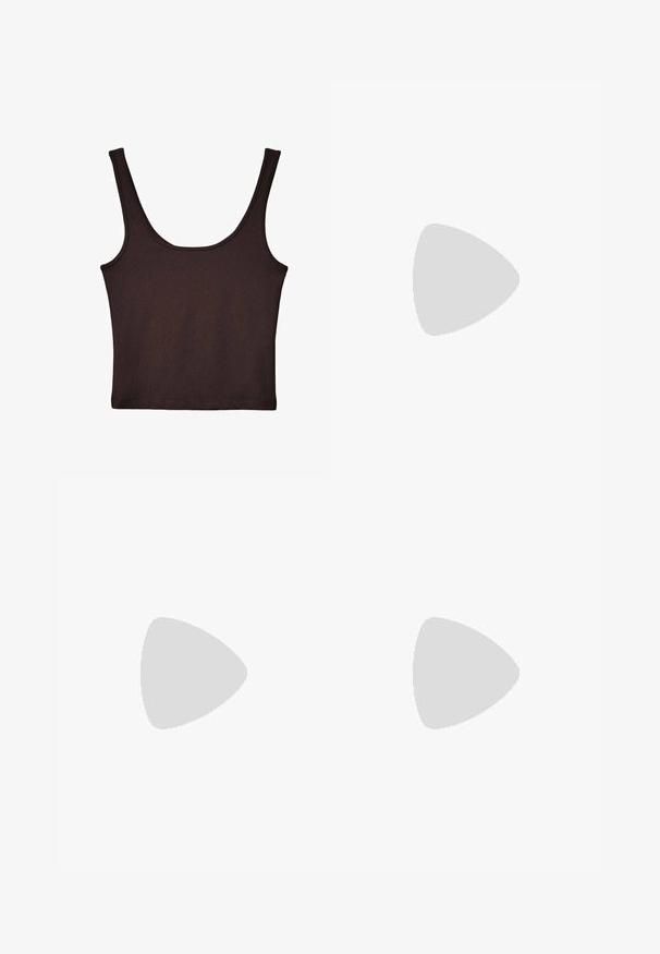 Dunkelbraunes, geripptes Tanktop mit breiten Schulterträgern und enger Passform. Der Stoff ist weich mit einer glatten Textur und hat eine cropped Länge.; Olivgrüne Hosen aus leichtem Stoff. Mit einem elastischen Bund und Kordelzug. Glatte Textur mit weichem Fall.; Braune und burgunderfarbene Sneaker aus Wildleder und Mesh-Materialien, mit drei cremefarbenen Streifen, strukturiertem Stoff an der Zunge und einer Gummisohle.; Braune Leder-Crossbody-Tasche mit Logo-Muster, goldener Kettenriemen, Reißverschlussverschluss und goldenen Hardware-Details. Kompakte und rechteckige Form.