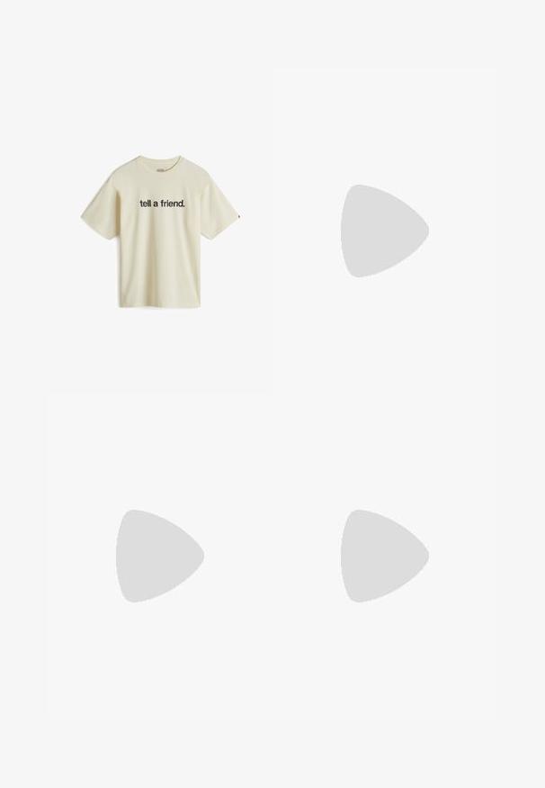Cremefarvet T-shirt med korte ærmer lavet af bomuld, med sort tekst der står "fortæl en ven." Rund halsudskæring, løs pasform, ingen mønstre.; Brune flagrende bukser lavet af glat stof med knaplukning, der har forlommer og lige søm langs benene.; Sorte ruskind sneakers med tre hvide striber, struktureret brun gummisål og sorte snørebånd. Indersiden har et logo-mønster.; Sort duffel taske lavet af tekstureret læder, med dobbelte hanke, en aftagelig skulderrem og accenter i sølvfarvet metal.