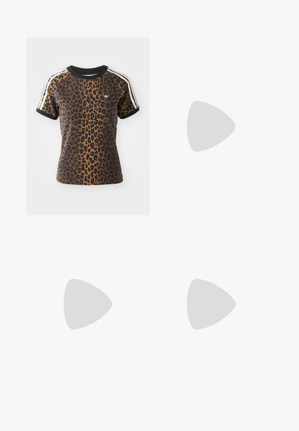 T-shirt a fantasia leopardata con maniche corte, colletto a girocollo a coste nere e strisce laterali bianche. Realizzato in tessuto morbido con una vestibilità rilassata.; Leggings con stampa leopardata, dotate di una vita alta, tessuto elasticizzato e dettagli neri su una base marrone chiaro, progettati per comfort e vestibilità.; Scarpe bianche flat con bordi e suola nera, abbinate a calze a coste di un delicato viola chiaro con fasce bianche incrociate. Ambientate su uno sfondo verde.; Occhiali rettangolari oversize marroni con lenti trasparenti e una leggera sfumatura rosa sulla lente destra. Montatura in plastica con texture liscia.