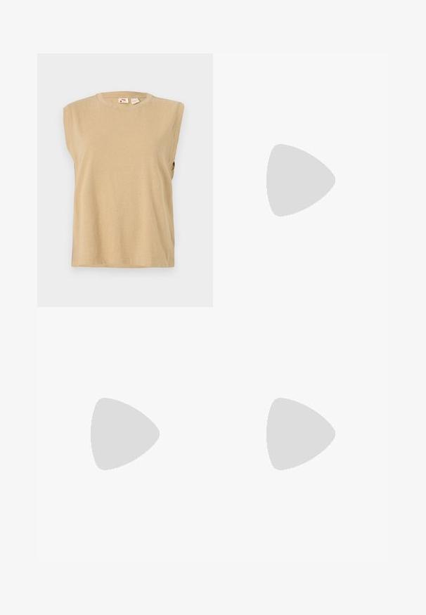 Beige ärmelloses Oberteil aus weichem Stoff, mit runder Ausschnitt und lockerem Schnitt, der minimale Nähdetails aufweist.; Weiße weite Jeans aus Denim mit flachem Bund, zwei Vordertaschen und Knopfverschluss, mit geradem Bein und ohne sichtbare Muster.; Braune Lackleder-Slingback-Schuhe mit spitzer Zehe und moderatem Absatz. Mit einem Schnallenriemen für einen sicheren Sitz. Glatte Textur.; Braune Leder-Tote mit glatter Textur, offenem Oberteil und zwei Schulterriemen. Verfügt über minimale Nähte und keine sichtbaren Beschläge.