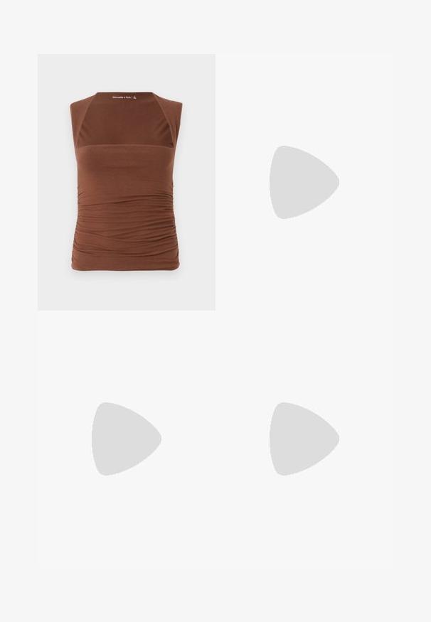 Top brun fără mâneci confecționat dintr-un material elastic, având un design ajustat cu textură strânsă pe laturi și un finisaj neted în față.; Blugi cu picioare largi din denim albastru închis, având talie înaltă, design cu cinci buzunare, închidere cu nasture și cusături vizibile pe cusături.; Pantofi bej din piele ecologică cu toc bloc, vârf ascuțit, curea la gleznă și detalii subtile cu textura de crocodil. Culoare neagră la interior.; Geantă albă de umăr cu un finisaj texturat, un accent cu cataramă centrală și o formă curbată. Încărcătoare cu fermoar pe ambele laturi.