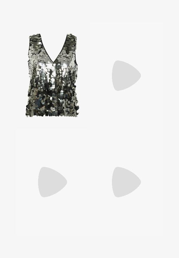 Kätse võrgustikuga süvav-v-kaelusega top, kaetud peegeldava hõbeda ja mustade litritega, mis näitab tekstureeritud ja säravat pinda.; Mustad laiad teksad, mis on valmistatud denimist, kõrge talje, esitaskud ja tõmblukk koos nupuga. Kangas on kerge fade'i efektiga.; Mustad musta lakknahk kingad, millel on terav varvas ja geomeetriline plokkkonts. Omab elegantselt minimalistlikku disaini ja sujuvat tekstuuri.; Must mustaga musta nahast, millel on kaks pikka kanda, sile tekstuur ja struktureeritud kuju. Esipoolsel on lisakoti jaoks tasku.