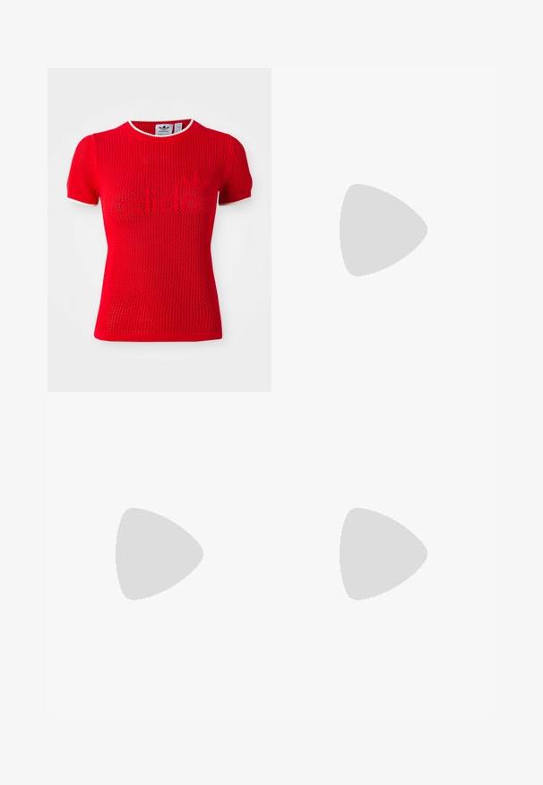 Raudona tinklinė marškinė su trumpomis rankovėmis, su apvaliu kaklu ir kontrastinga balta apdaila. Centre esantis logotipas skaito "adidas" tekstūruota raštu.; Pilki lino kombinezonai su plačiomis kojomis, reguliuojamomis petnešomis ir dviem didelėmis priekinėmis kišenėmis. Yra tekstūruotas audinys ir spaudės užsegimai.; Baltos sportinės bateliai su raudonomis juostelėmis, tekstūruotas kanapių viršus, apvalus nose, plokščias gumos padas, derinami su laisvomis, išblukusiomis mėlynomis džinsinio audinio kelnėmis.; Rudos gradientinius akinius nuo saulės su blizgia alyvuogių žalios plastiko rėmeliu, pailga forma ir plonomis kojelėmis, kurių subtilūs balti akcentai.