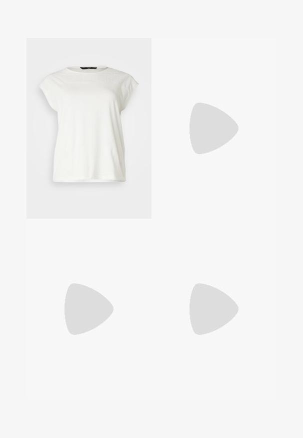 Bela majica s kratkimi rokavi z teksturiranim čipkastim delom, okroglo ovratnik in sproščen fit. Mehka bombažna tkanina z diskretnimi detajli na ramenih.; Hlače z leopardjim vzorcem, ki imajo mehak, teksturiran material, elastičen pas z vrvico in ravno nogavico s skrajšano dolžino.; Črne natikače s trakovi in kvadratnim prstom ter nizkim blokastim peto. Imajo več tankih trakov in nastavljiv trak okoli gležnja. Narejene so iz gladkega usnja.; Črna usnjena torba s gladko teksturo, strukturirano obliko, dvema ročkama in izrazitim srebrnim sponko na sprednji strani.; Srebrni uhani z kvadratnim studom, ki imajo gladko, polirano površino in obliko kapljice, ki odbija svetlobo z sijočo površino.