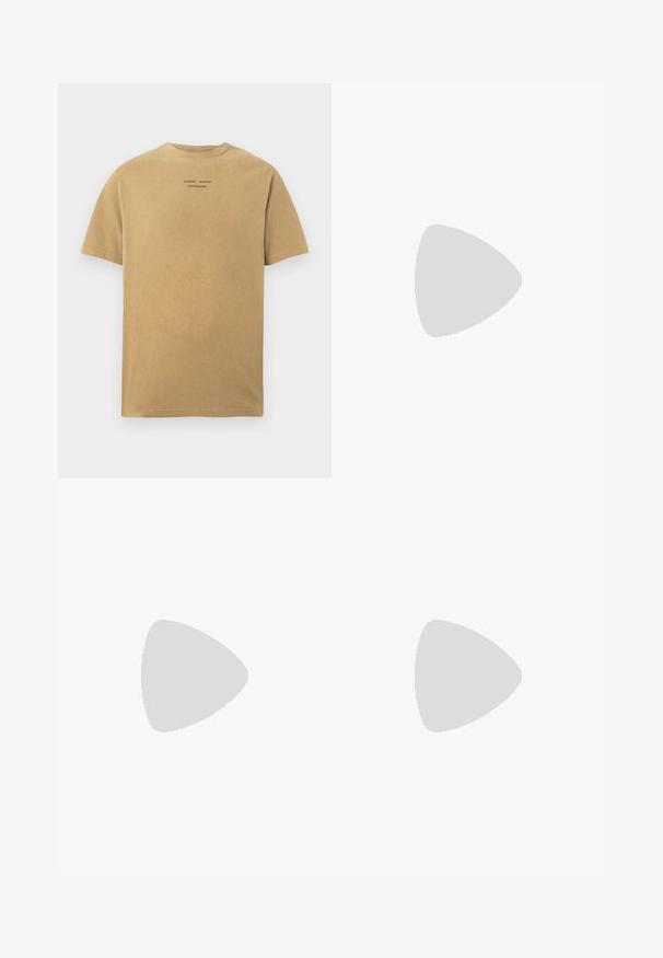 T-shirt à manches courtes de couleur beige clair, fabriqué en coton. Doté d'un col rond et d'un texte de marque imprimé au dos.; Pantalons marron sur mesure avec une texture lisse, dotés de deux plis avant, de jambes droites et de passants de ceinture. Design épuré et minimaliste.; Chaussures à enfiler en cuir marron avec une surface texturée et une semelle beige clair contrastante, présentant un bout arrondi et de minimalistes détails de couture.; Sac bandoulière en cuir noir avec une surface texturée, doté d'une poche zippée à l'avant, d'une bandoulière ajustable et d'accents en métal.