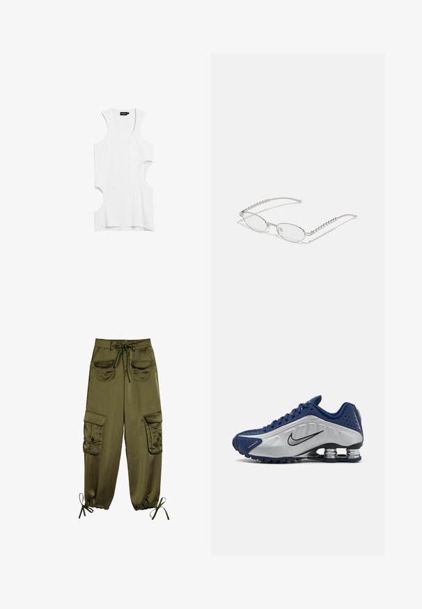 Weißes ärmelloses Oberteil aus weichem Material mit ausgeschnittenen Seiten und rundem Ausschnitt. Einfaches Design ohne Muster oder Akzenten.; Olivgrüne Cargo-Hosen aus glattem Stoff, mit zwei Vordertaschen, verstellbarem Taillenzug und elastischen Bündchen mit Bindebändern an den Knöcheln.; Blaue und silberne Sportschuhe mit einer strukturierten Oberseite, Perforationen und einer gebogenen Sohle, die über metallische Dämpfungselemente verfügt. Schwarzes Logo-Detail.; Ovale Brillen mit einem metallisch-silbernen Rahmen, klaren Gläsern und strukturierten Perlenakzenten an den Bügeln. Leichtes Design mit gebogenen Bügeln.