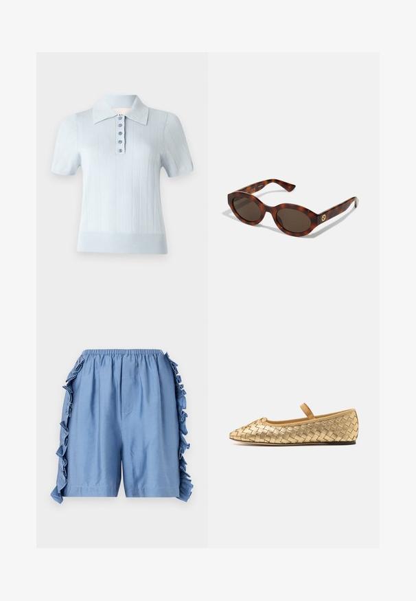 Polo de culoare albastră deschis, cu mâneci scurte, cu o textură nervurată, guler plat și o închidere frontală cu șase butoane asortate.; Shorts din bumbac de culoare albastru deschis, cu talie elastică, prezentând detalii cu volane pe laturile cusăturii și o croială lejeră.; Loeffler Randall LEONIE SOFT BALLET FLAT - Balerini cu barete - gold; Ochelari de soare din tortoiseshell cu rame rotunde, lentile întunecate și detalii cu logo auriu pe brațe. Material plastic neted, fără modele vizibile.