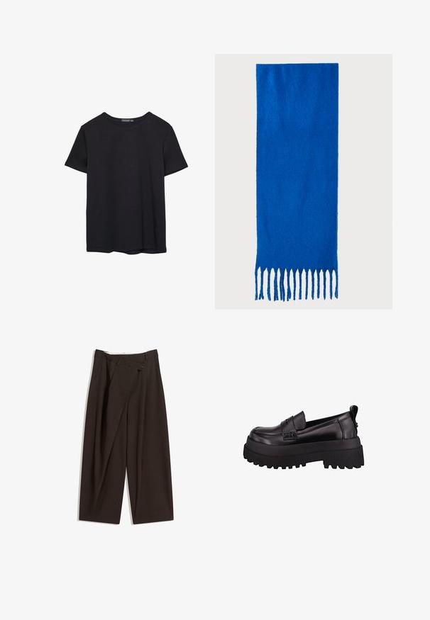 Jednoduché čierne bavlnené tričko s krátkym rukávom a okrúhlym výstrihom, umiestnené na bielom pozadí.; Tmavohnedé široké nohavice s vysokým pásom, s jedným gombíkom a záhybmi vpredu. Vyrobené z ľahkej textílie.; Čierne lakové mokasíny s hrubou, štruktúrovanou gumovou podrážkou, s prešitým predným detailom a malým pútkom na päte.; Modrý šál s franjami vyrobený z mäkkej tkaniny; má jednofarebný dizajn s textúrovaným povrchom a rovnomerne strihanými franjami na spodnej strane.
